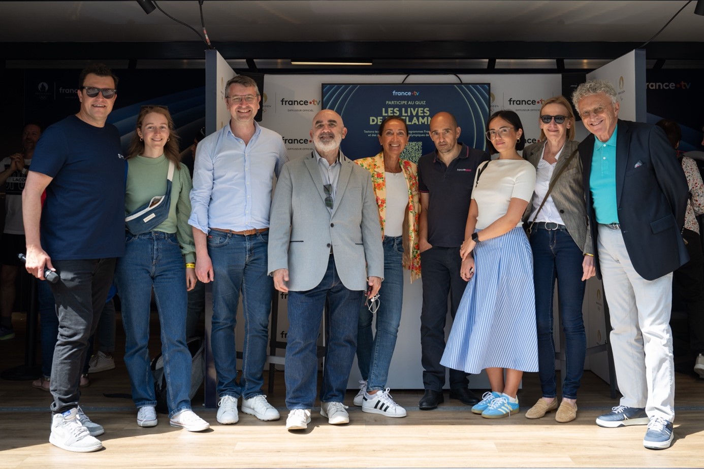 Hélène Macurdy, Agathe Auproux et Nelson Montfort entourés des équipes de France 3 Régions et de l’animateur de la tournée.